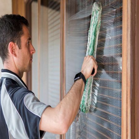Fensterputzer Reinbek bei der täglichen Arbeit-einwaschen und abziehen der Fensterflächen.